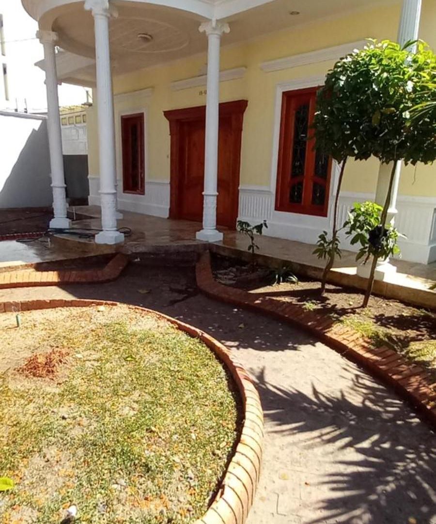 Mansión Lujosa Con Piscina En Manga *