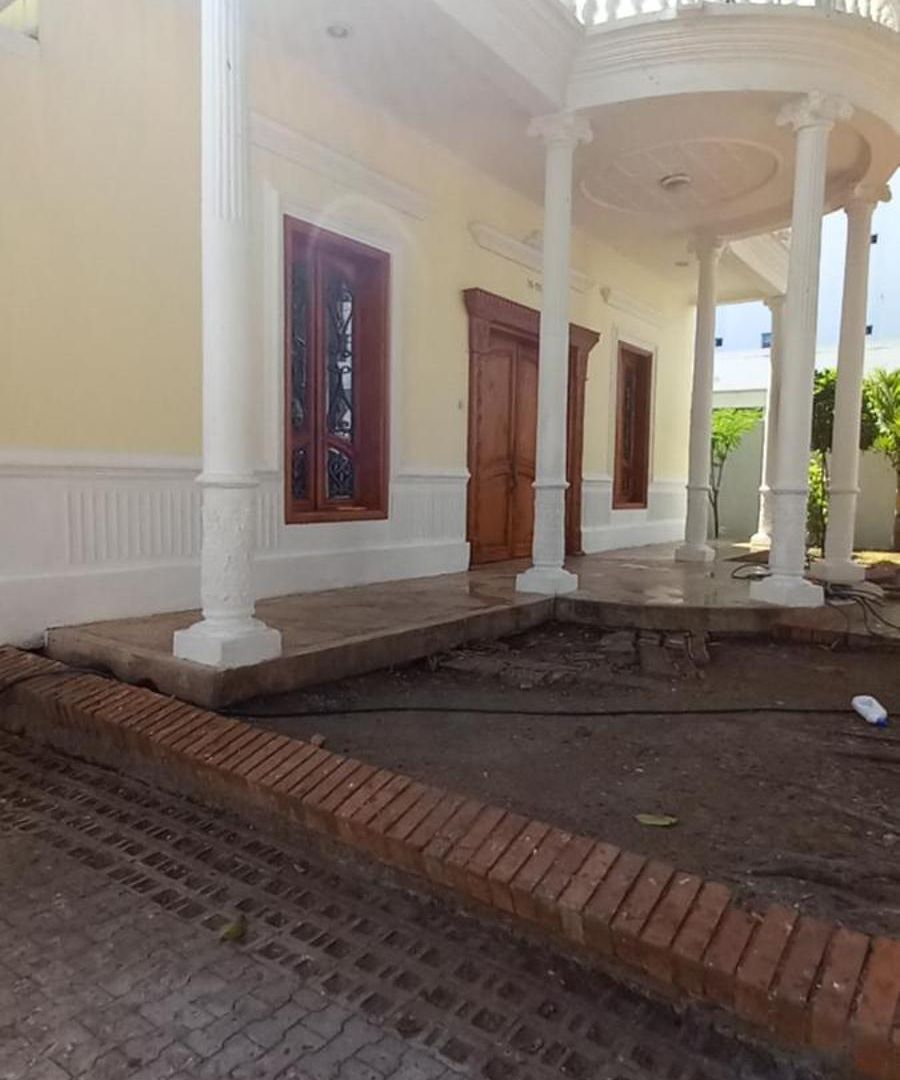 Mansión Lujosa Con Piscina En Manga