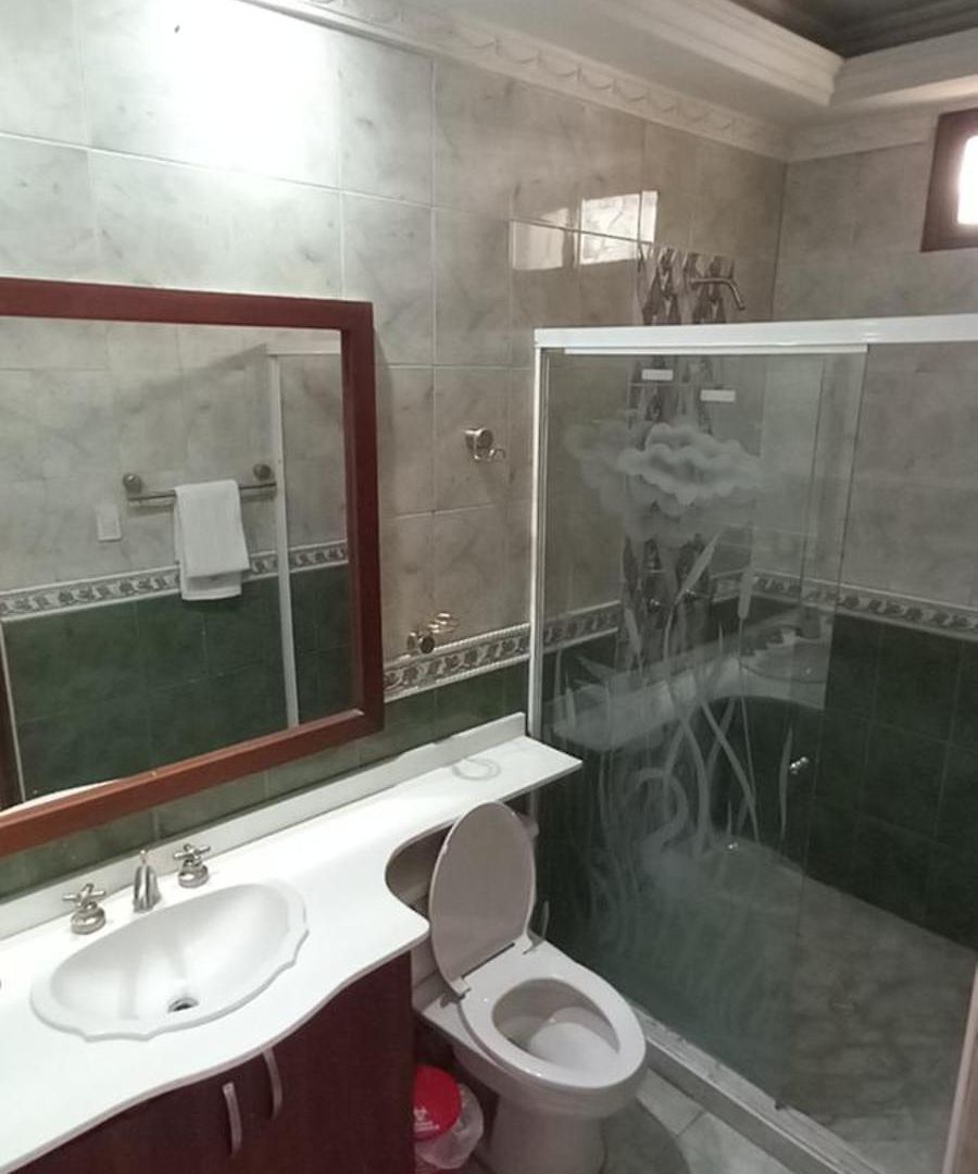 Mansión Lujosa Con Piscina En Manga