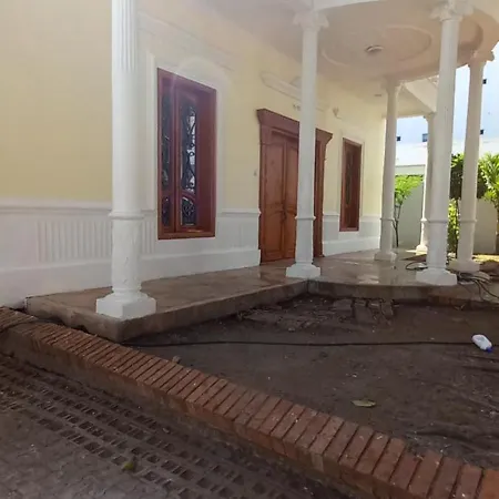 Mansión Lujosa Con Piscina En Manga