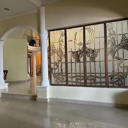 Mansión Lujosa Con Piscina En Manga *